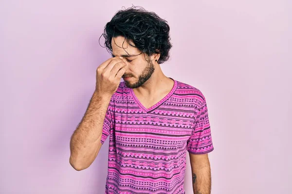 Hombre Hispano Guapo Con Camiseta Rosa Casual Cansado Frotando Nariz —  Fotos de Stock