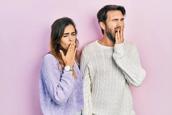 Jong Latijns Amerikaans Echtpaar Casual Kleding Verveelde Geeuwen Moe Het — Stockfoto