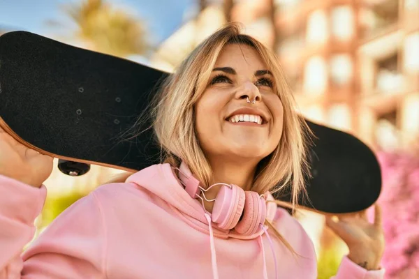 Young Blonde Skater Girl Smiling Happy Holding Skate City — ストック写真