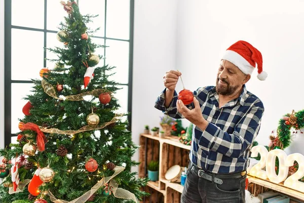 Homme Âgé Avec Barbe Portant Chapeau Santa Claus Célébrant Noël — Photo