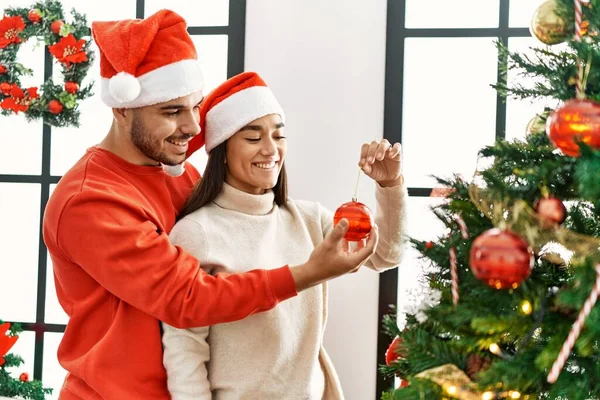 Jovem Casal Hispânico Sorrindo Feliz Decoração Árvore Natal Casa — Fotografia de Stock