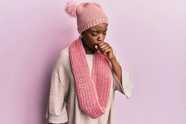 Young African American Woman Wearing Wool Hat Winter Scarf Feeling — Stock fotografie