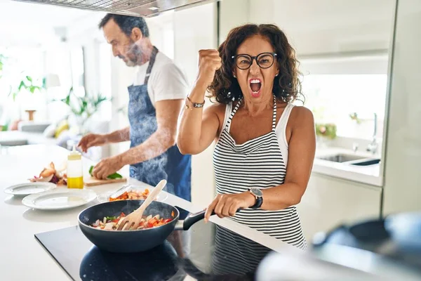 Pareja Mediana Edad Cocinando Comida Mediterránea Casa Enfadada Frustrada Gritando — Foto de Stock
