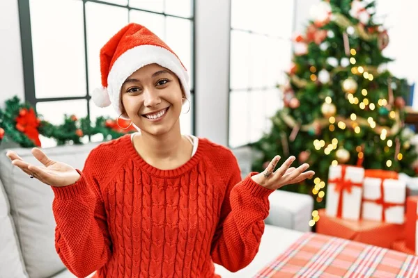 Young Hispanic Woman Short Hair Wearing Christmas Hat Sitting Sofa — Fotografia de Stock