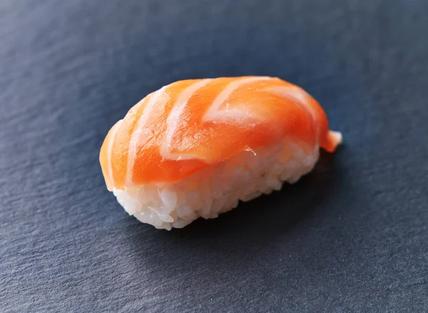 Único Sushi Salmão Nigiri Uma Superfície Quadro Negro — Fotografia de Stock