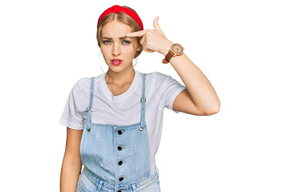 Junges Kaukasisches Mädchen Lässiger Kleidung Die Unglücklich Auf Pickel Auf — Stockfoto
