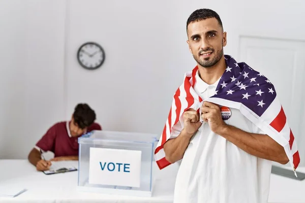 Młody Amerykański Wyborca Amerykańskiej Fladze Stojący Centrum Wyborczym — Zdjęcie stockowe
