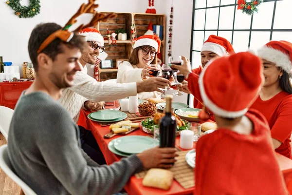 Grupa Młodych Uśmiechniętych Szczęśliwych Świętujących Boże Narodzenie Winem Domu — Zdjęcie stockowe