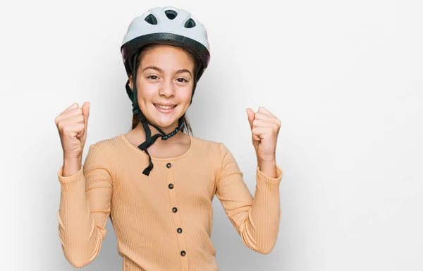 Menina Morena Bonita Usando Capacete Bicicleta Gritando Orgulhoso Celebrando Vitória — Fotografia de Stock