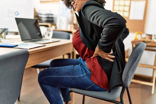 Junge Afroamerikanerin Leidet Unter Rückenschmerzen Bei Der Arbeit Büro — Stockfoto