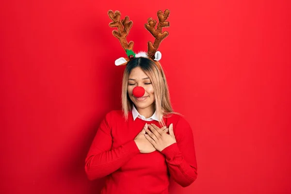 Красива Іспаномовна Жінка Різдвяній Шапці Оленями Червоним Носом Посміхається Руками — стокове фото