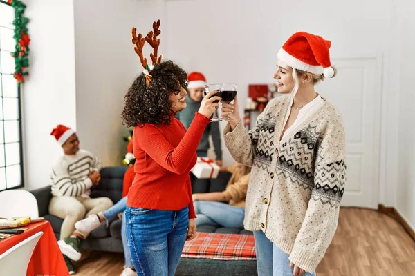 Group Young People Celebrating Christmas Two Woman Smiling Happy Toasting — Stock Photo, Image