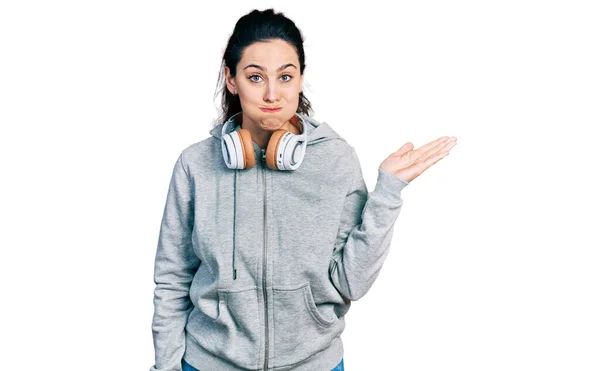 Young Hispanic Woman Wearing Gym Clothes Using Headphones Smart Watch — Stockfoto