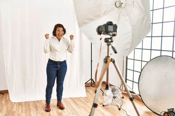 Hispanische Frau Mittleren Alters Posiert Als Model Fotostudio Und Schreit — Stockfoto