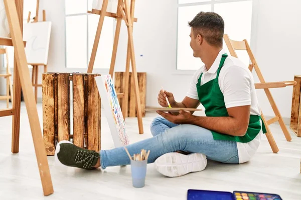 Jovem Hispânico Sorrindo Desenho Confiante Estúdio Arte — Fotografia de Stock