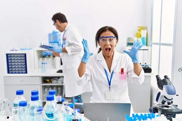 Mujer Mediana Edad Que Trabaja Laboratorio Científico Celebrando Victoria Con — Foto de Stock