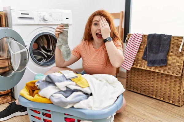 Genç Kızıl Saçlı Kadın Kirli Çamaşırları Çamaşır Makinesine Koyuyor Bir — Stok fotoğraf
