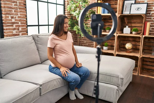 Νεαρή Έγκυος Γυναίκα Καταγραφή Vlog Φροντιστήριο Smartphone Στο Σπίτι Κοιτάζοντας — Φωτογραφία Αρχείου