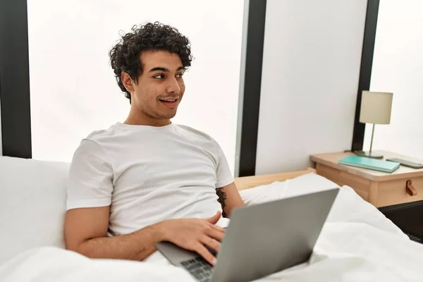 Junger Hispanischer Mann Sitzt Mit Laptop Auf Dem Bett Schlafzimmer — Stockfoto