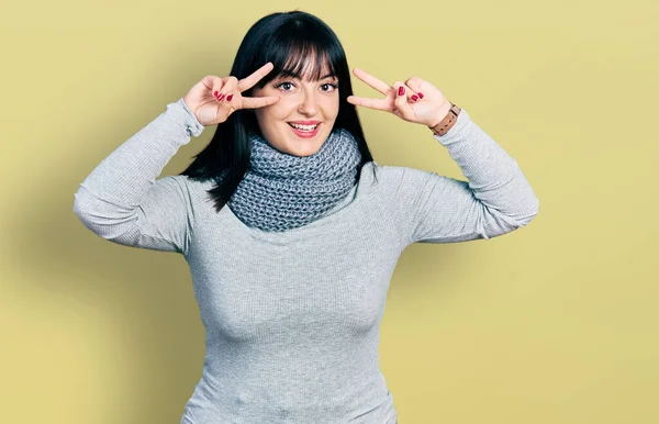 Joven Mujer Hispana Talla Grande Usando Bufanda Invierno Haciendo Símbolo —  Fotos de Stock