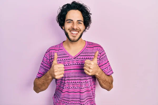 Pohledný Hispánský Muž Nenucené Růžové Tričko Nápisem Úspěch Dělá Pozitivní — Stock fotografie