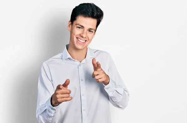 Молодий Іспаномовний Бізнесмен Діловому Одязі Вказує Пальці Камеру Щасливим Смішним — стокове фото