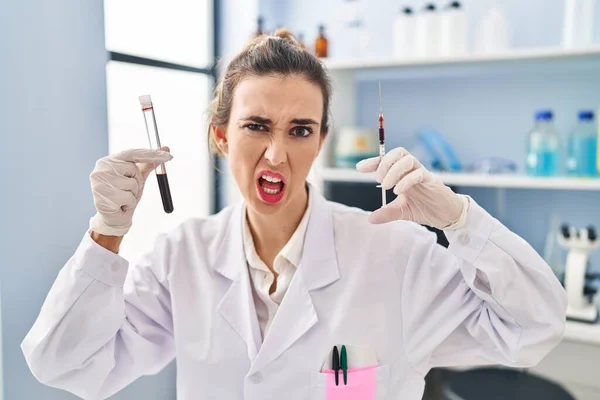 Νεαρή Γυναίκα Που Εργάζεται Εργαστήριο Επιστημόνων Κρατώντας Δείγμα Αίματος Ανίδεη — Φωτογραφία Αρχείου