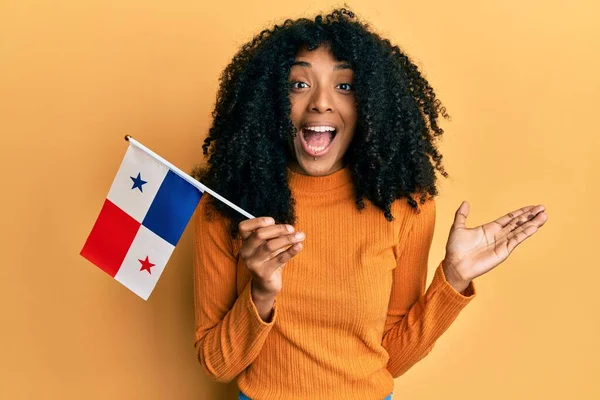 Afroamerikanerin Mit Afro Haaren Hält Panamaische Fahne Und Feiert Errungenschaften — Stockfoto