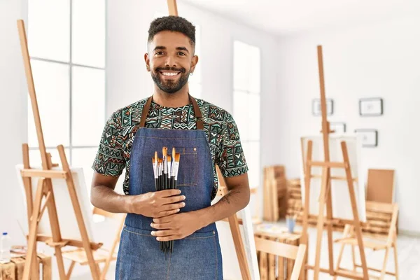 若いアフリカ系アメリカ人のアーティストの男は アートスタジオで絵筆を保持幸せな笑顔 — ストック写真