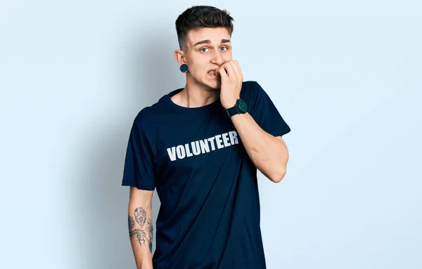 耳の拡張ボランティアTシャツを着て若い白人の少年は 口の爪をかむ上で手で強調し 緊張しているように見えます 不安の問題 — ストック写真