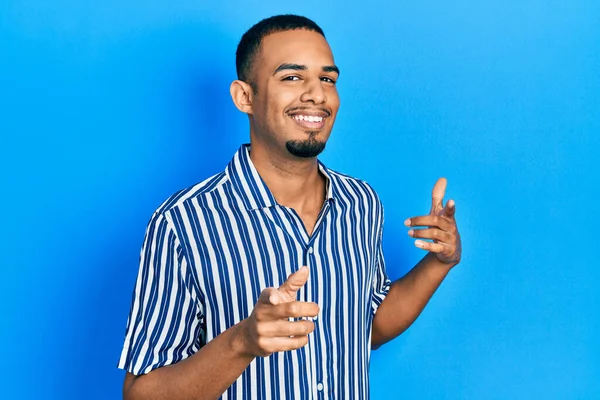 Mladý Afroameričan Neformálním Oblečení Ukazuje Prsty Kameru Šťastnou Zábavnou Tváří — Stock fotografie