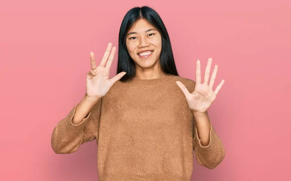 Hermosa Mujer Asiática Joven Usando Suéter Invierno Casual Mostrando Apuntando —  Fotos de Stock