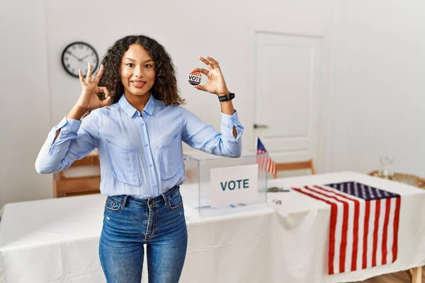 投票によって政治運動に立っている美しいヒスパニック系の女性は 手と指でOk署名を行う肯定的な笑顔 成功した表現 — ストック写真