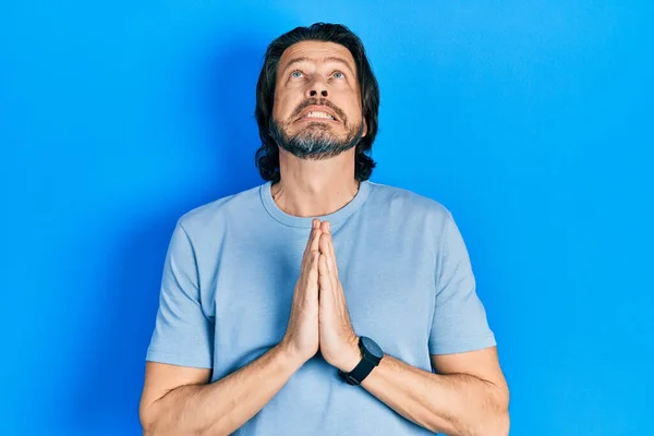 Middle Age Caucasian Man Wearing Casual Clothes Begging Praying Hands — Stock Photo, Image