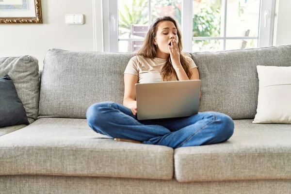 Beautiful Young Brunette Woman Sitting Sofa Using Computer Laptop Home — Stockfoto