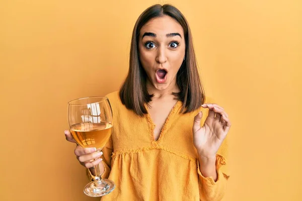 Chica Morena Joven Bebiendo Vaso Vino Blanco Asustado Sorprendido Con —  Fotos de Stock