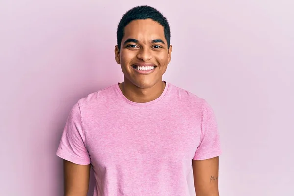 Homem Hispânico Bonito Jovem Vestindo Camiseta Rosa Casual Com Sorriso — Fotografia de Stock