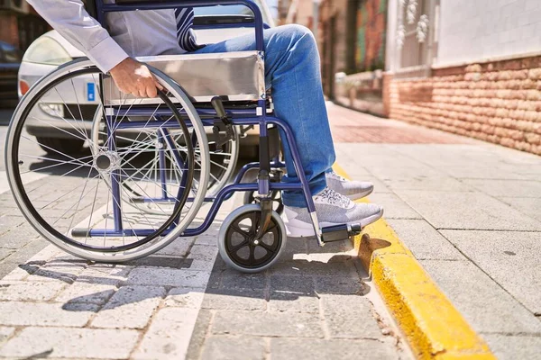 Orta Yaşlı Kıyafetleri Giyen Bir Spanyol Sokakta Tekerlekli Sandalyede Oturuyor — Stok fotoğraf