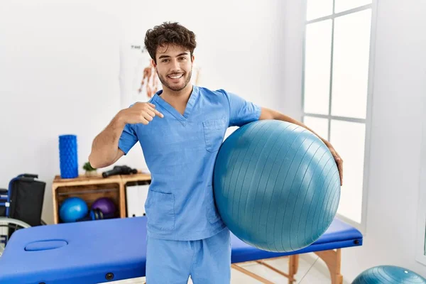 Hispanic Physiotherapy Man Working Pain Recovery Clinic Pointing Finger One — Foto de Stock