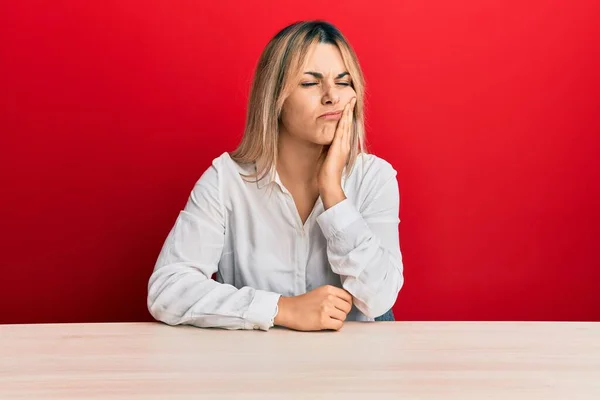 Jonge Blanke Vrouw Draagt Casual Kleding Zittend Tafel Aanraken Mond — Stockfoto