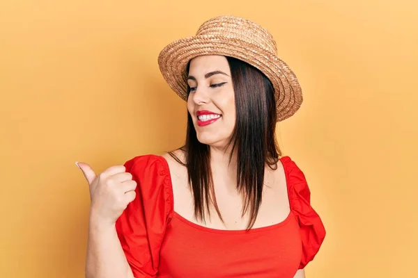 Νεαρή Ισπανίδα Που Φοράει Καλοκαιρινό Καπέλο Χαμογελώντας Χαρούμενο Πρόσωπο Και — Φωτογραφία Αρχείου