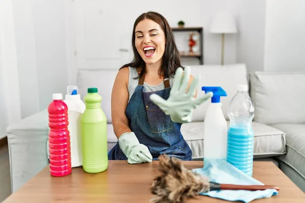 Young Brunette Woman Wearing Cleaner Apron Gloves Cleaning Home Showing — Stock Photo, Image