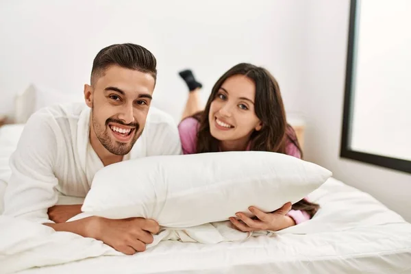 Νεαρό Ζευγάρι Ισπανόφωνων Χαμογελά Ευτυχισμένο Ξαπλωμένο Στο Κρεβάτι Στο Σπίτι — Φωτογραφία Αρχείου