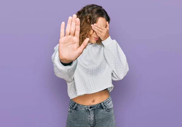 Mulher Branca Bonita Jovem Vestindo Camisola Inverno Casual Cobrindo Olhos — Fotografia de Stock