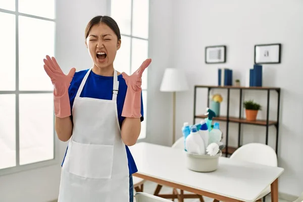 Joven Chica China Con Uniforme Más Limpio Pie Casa Celebrando —  Fotos de Stock