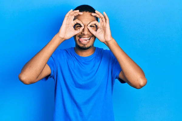 Jonge Afro Amerikaanse Man Draagt Een Casual Blauw Shirt Doet — Stockfoto