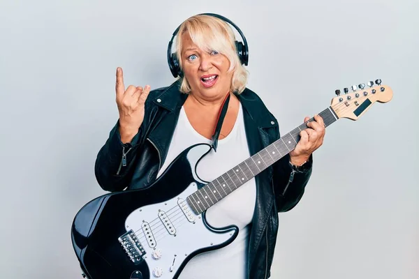 Middelbare Leeftijd Blonde Vrouw Spelen Elektrische Gitaar Doen Hoorns Teken — Stockfoto