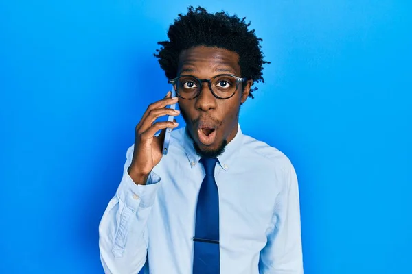 Jovem Homem Afro Americano Conversando Smartphone Assustado Surpreso Com Boca — Fotografia de Stock