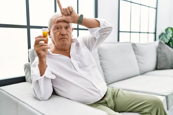Senior Man Holding Pills Making Fun People Fingers Forehead Doing — Foto Stock