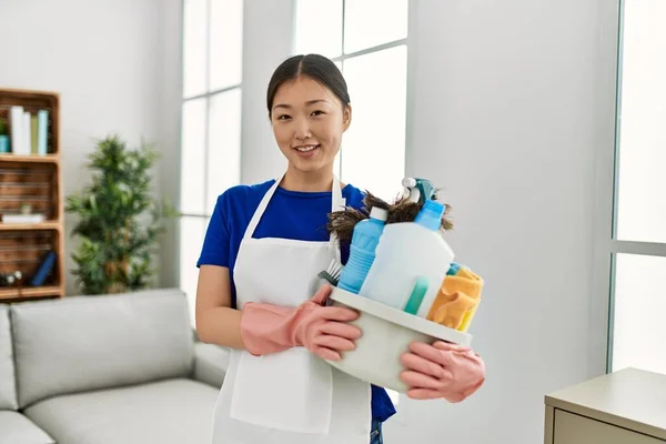 Jovem Dona Casa Chinesa Segurando Produtos Limpeza Casa — Fotografia de Stock